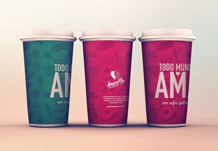 RESTAURANT EMPLOYER READ CLIENTS ORDERS ON HIS IPAD